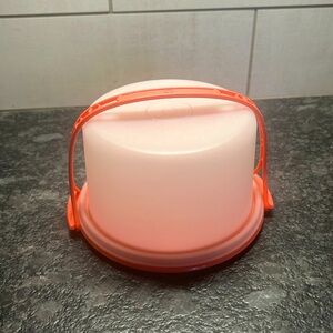 Cake carrier by Tupperware Toys. This is like new if not new!!! Child size TOY